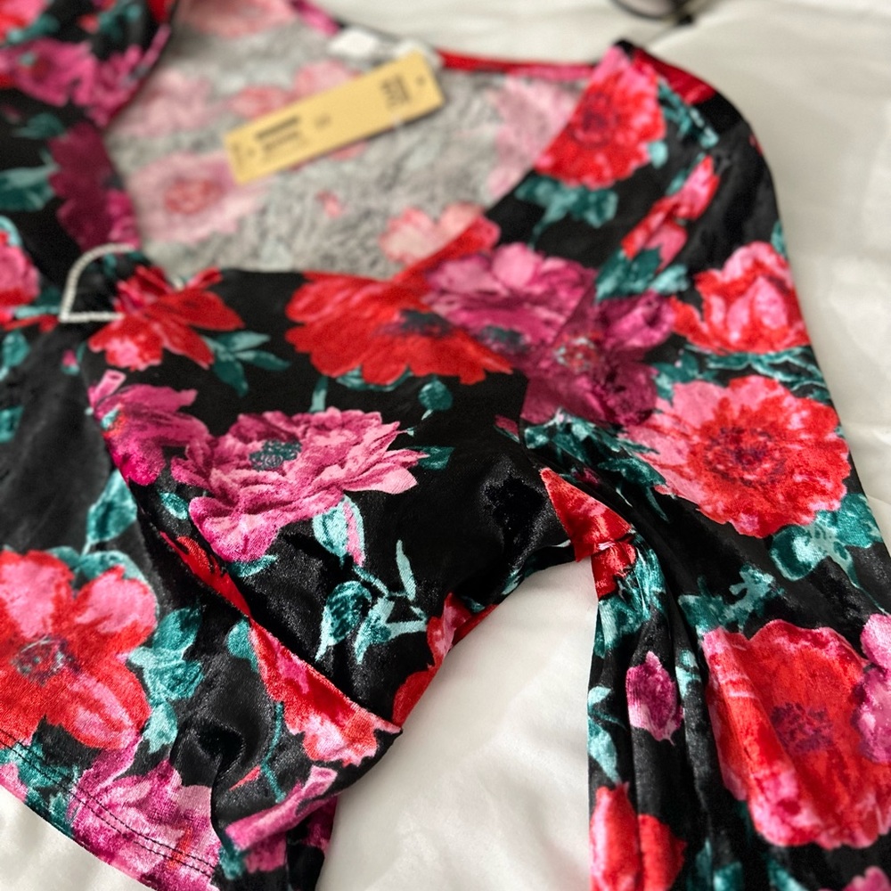 Beautiful radiant floral crop top, to pair with your favorite blue Jean pants.